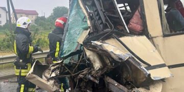 Під Львовом автобус зіткнувся з автопоїздом: четверо загиблих, багато постраждалих. ФОТО
