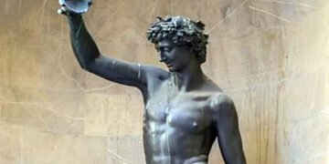 “Мацала і цілувала”: жителі Флоренції засудили білявку, яка чіплялася до статуї Вакха