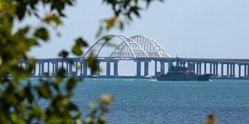 Крим став для росіян “мʼясорубкою”: експерт пояснив, чому ЗСУ зараз не б’ють по Керченському мосту