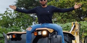 Набридло чекати: п’яний хлопець розчистив собі виїзд зі стоянки за допомогою екскаватора. ВІДЕО