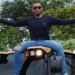 Набридло чекати: п’яний хлопець розчистив собі виїзд зі стоянки за допомогою екскаватора. ВІДЕО