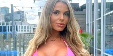 Гламурна білявка: зірка реаліті у рожевому купальнику похизувалася стрункою фігурою. ФОТО