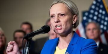 “Випадково пронесла пістолет”. У США конгресвумен Спартц, яка походить з України, висунули звинувачення у порушенні правил носіння зброї