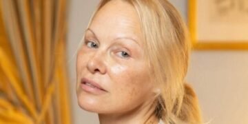 56-річна Памела Андерсон розповіла, яка трагедія змусила її відмовитися від макіяжу