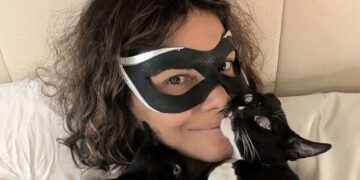 “Жінка-кішка” Голлі Беррі знялася з котами у відвертій провокативній фотосесії