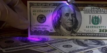 Українцям видавали фальшиві долари: які банкноти підробили шахраї