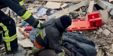 Оккупанты ударили по Харьковщине: спасатель тушил свой дом, в котором погибла его жена