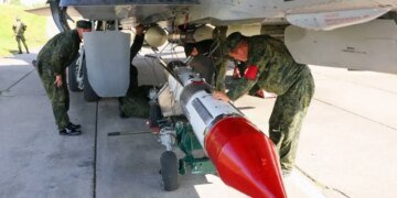 РФ поставила на МиГ-31БМ “ядерные” ракеты “воздух-воздух”: аналитики указали на странности