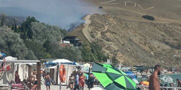 “Отдых с дымком”: в Коктебеле разгорелся пожар рядом с пляжем. ВИДЕО