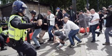 Массовые беспорядки охватили Британию: что требуют и как действует полиция. ВИДЕО