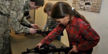 Путин разрешил террористам из фронтовых зон обучать детей в патриотических центрах