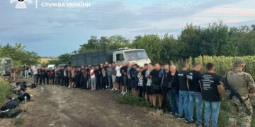 Прикордонники затримали півсотні порушників, які намагалися втекти за кордон на «КАМАЗі». ВІДЕО