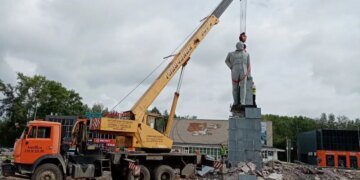 “Гидромолот сломался, а Ильич стоит”: в России не могут завалить Ленина