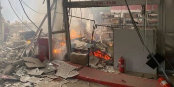 Росіяни обстріляли вантажне відділення «Нової пошти» та супермаркет у Костянтинівці