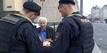 “На выход, фашист!” – в центре Москвы избили пенсионера. ВИДЕО