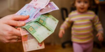 Українцям повідомили, як одинокій матері або батьку оформити онлайн допомогу на дитину