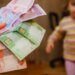 Українцям повідомили, як одинокій матері або батьку оформити онлайн допомогу на дитину
