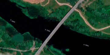 ВСУ дырявят мост в Курской области и отрезают россиян от снабжения. ВИДЕО