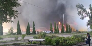 В Донецке после обстрела горит крупный ТЦ «Галактика»