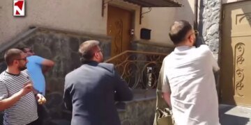 Акция протеста: посольство Беларуси в Армении забросали яйцами и помидорами. ВІДЕО