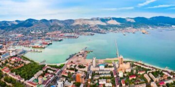 Остатки Черноморского флота спрятаны в Новороссийске и прикрыты ржавыми баржами. ФОТО