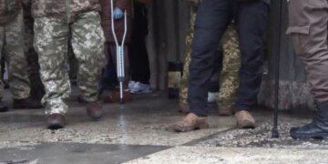 “Абсолютно неприпустимо”: поранені військовослужбовці змушені самостійно ходити на ВЛК