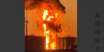 В Ростовской области огонь с нефтебазы уже выжигает дома. ВИДЕО