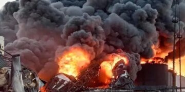 В Ростовской области РФ уже неделю горит нефтебаза. ВІДЕО