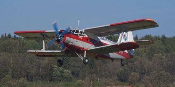 В России самолет Ан-2 с пассажирами совершил жёсткую посадку: что известно?
