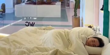 Нестандартний експеримент: молодята спали у готелі в кімнаті зі скляними стінами. ВІДЕО