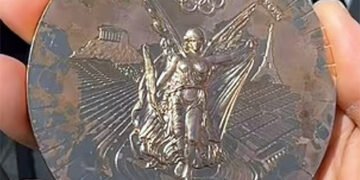 Потьмяніли та почали облазити: постачальник Aston Martin запропонував безкоштовний ремонт медалей Олімпіади-2024