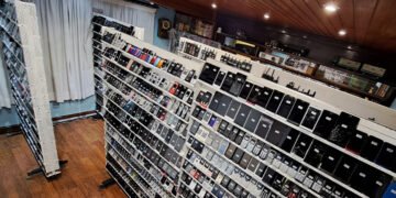 Испанец собрал самую большую в мире коллекцию мобильных телефонов