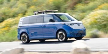 Volkswagen возродила свой “хиппи-фургон”. Теперь он полностью электрический