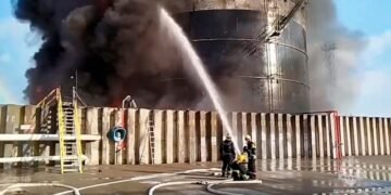 Дроны попали в дом в Орле и в нефтебазы под Ростовом и Белгородом