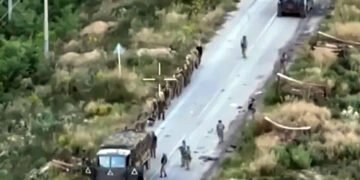 Українські військові показали, як взяли в полон велику групу росіян на КПП “Суджа”. ВІДЕО