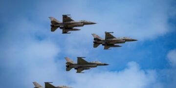 Bloomberg: первая партия истребителей F-16 прибыла в Украину