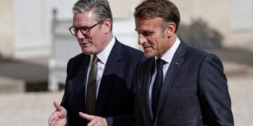 Макрон и Стармер договорились помогать Украине и стремиться к деэскалации на Ближнем Востоке