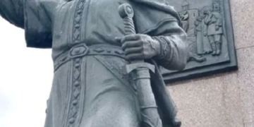 У РФ у пам’ятника Ярославу Мудрому відвалився меч. ФОТО