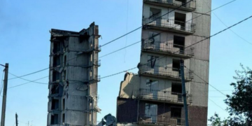 Росіяни вдарили КАБом по Донеччині: страшні кадри зруйнованої багатоповерхівки
