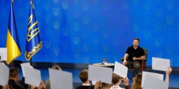 Зеленский: Путину важнее захватить город в Украине, чем защитить свои территории