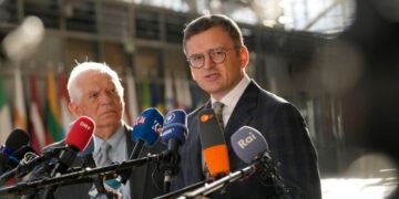 Кулеба призвал ЕС помочь Киеву снять ограничения на удары западным оружием по целям в РФ