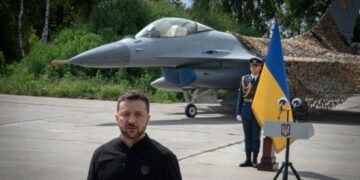 Зеленский уволил командующего ВВС Украины после крушения F-16