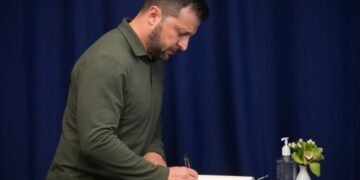 Зеленский подписал закон о ратификации Украиной Римского статута