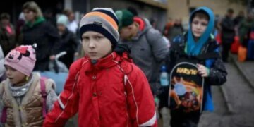 Учителей в оккупации заставляют стучать на детей: ЦНС раскрыл подробности