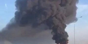 На нефтебазе в Ростовской области РФ локализовали огонь, но пожар продолжается