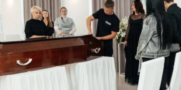 “Ложатся в гроб заживо и проходят отпевание”: в России увлеклись гроботерапией. ВИДЕО