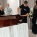 “Ложатся в гроб заживо и проходят отпевание”: в России увлеклись гроботерапией. ВИДЕО
