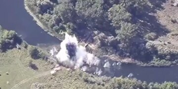 В Курской области уничтожена еще одна понтонная переправа россиян. ВИДЕО