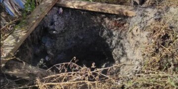 В РФ член избирательной комиссии упал в выгребную яму вместе с уличным туалетом