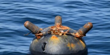 В российском Сочи отдыхающие выволокли на пляж морскую мину. ВИДЕО